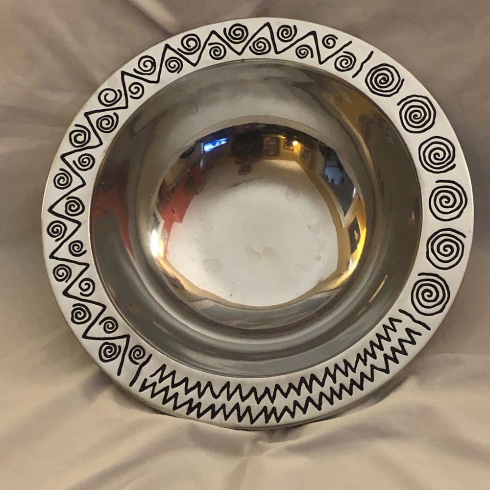 Wilton Armatele Serving Bowl Black Geometric Rim Large 15” Diameter NWOB